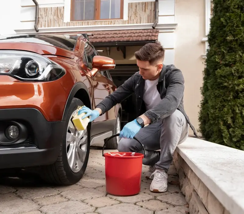Lavage auto à domicile Saint-Éliph : professionnel intervenant sur un véhicule